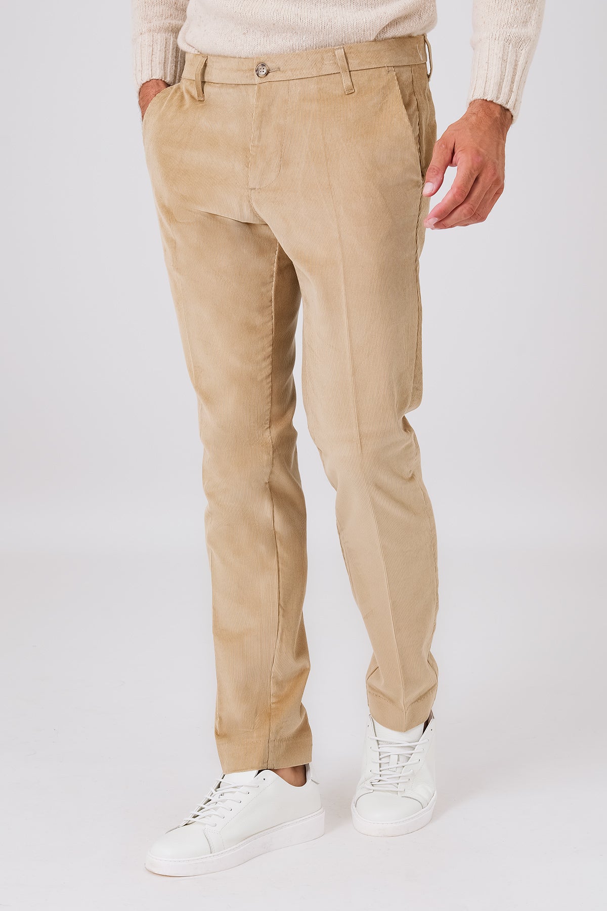 Pantalone chino beige in velluto di cotone indossato, vista frontale