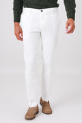 Vista frontale del pantalone chino in velluto di cotone bianco indossato