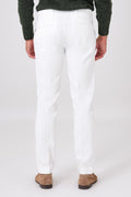 Vista posteriore del pantalone chino bianco in velluto di cotone indossato