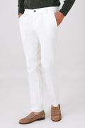 Vista frontale del pantalone chino in velluto di cotone bianco indossato
