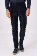 Pantalone chino in velluto di cotone blu indossato, vista frontale