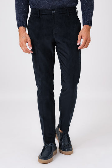 Pantalone chino in velluto di cotone blu indossato, vista frontale