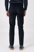 Pantalone chino blu in velluto di cotone indossato, vista posteriore
