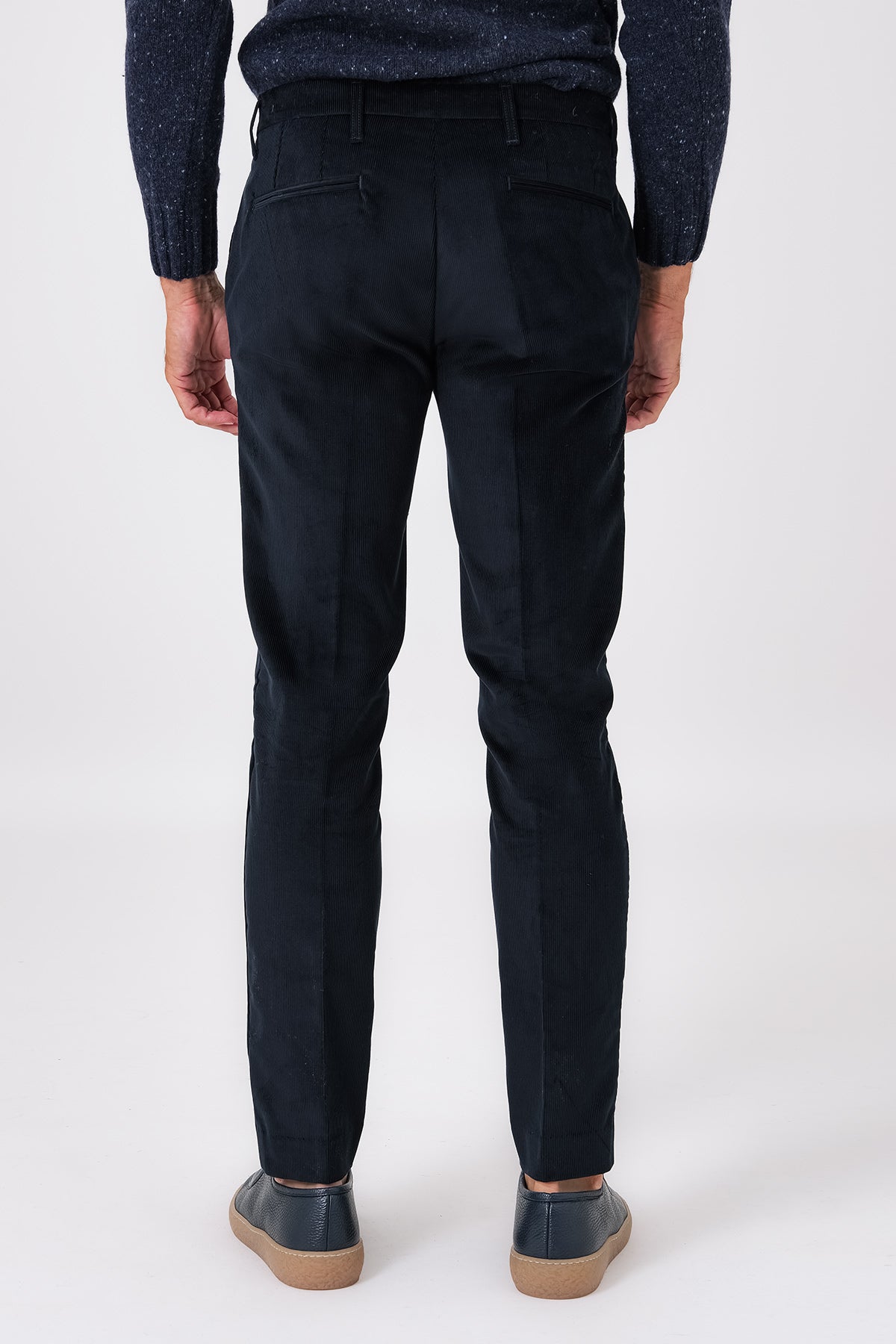 Pantalone chino blu in velluto di cotone indossato, vista posteriore