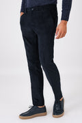 Pantalone chino blu in velluto di cotone indossato, vista frontale