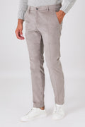 Pantalone chino grigio in velluto di cotone indossato, vista frontale