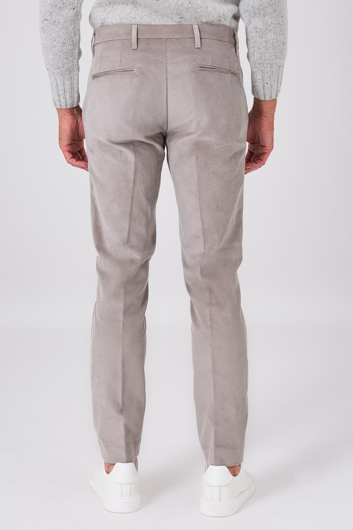 Vista posteriore del pantalone chino grigio in velluto di cotone indossato