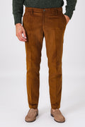 Pantalone chino marrone in velluto di cotone indossato, vista frontale