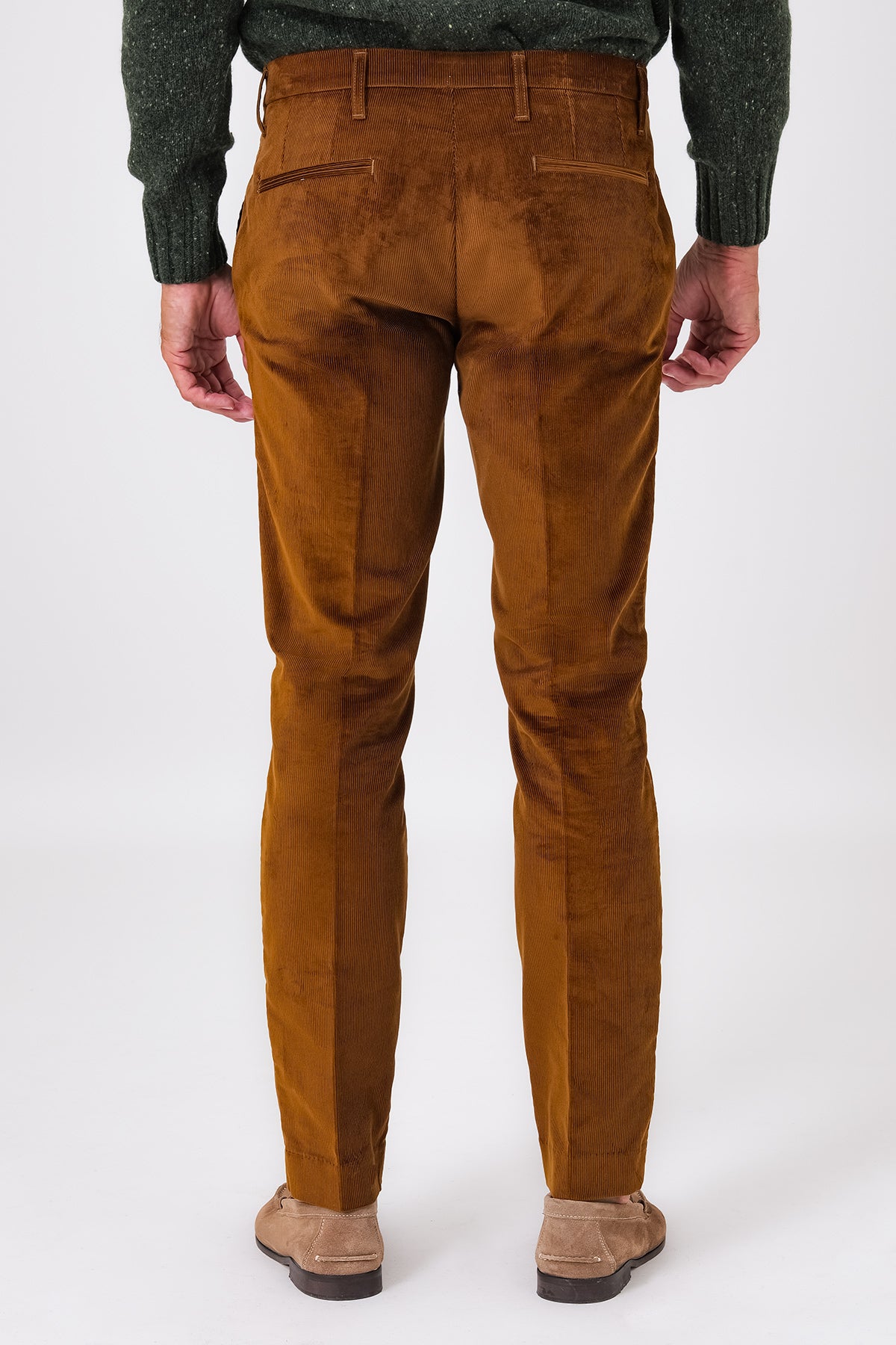 Vista posteriore del pantalone chino marrone in velluto di cotone indossato