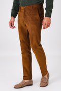 Pantalone chino marrone in velluto di cotone indossato, vista frontale