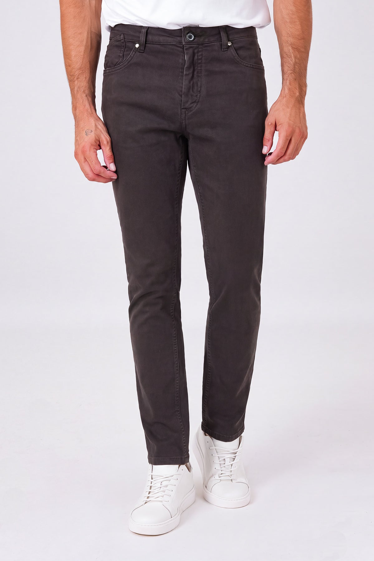 Pantalone cinque tasche color moro indossato, vista frontale