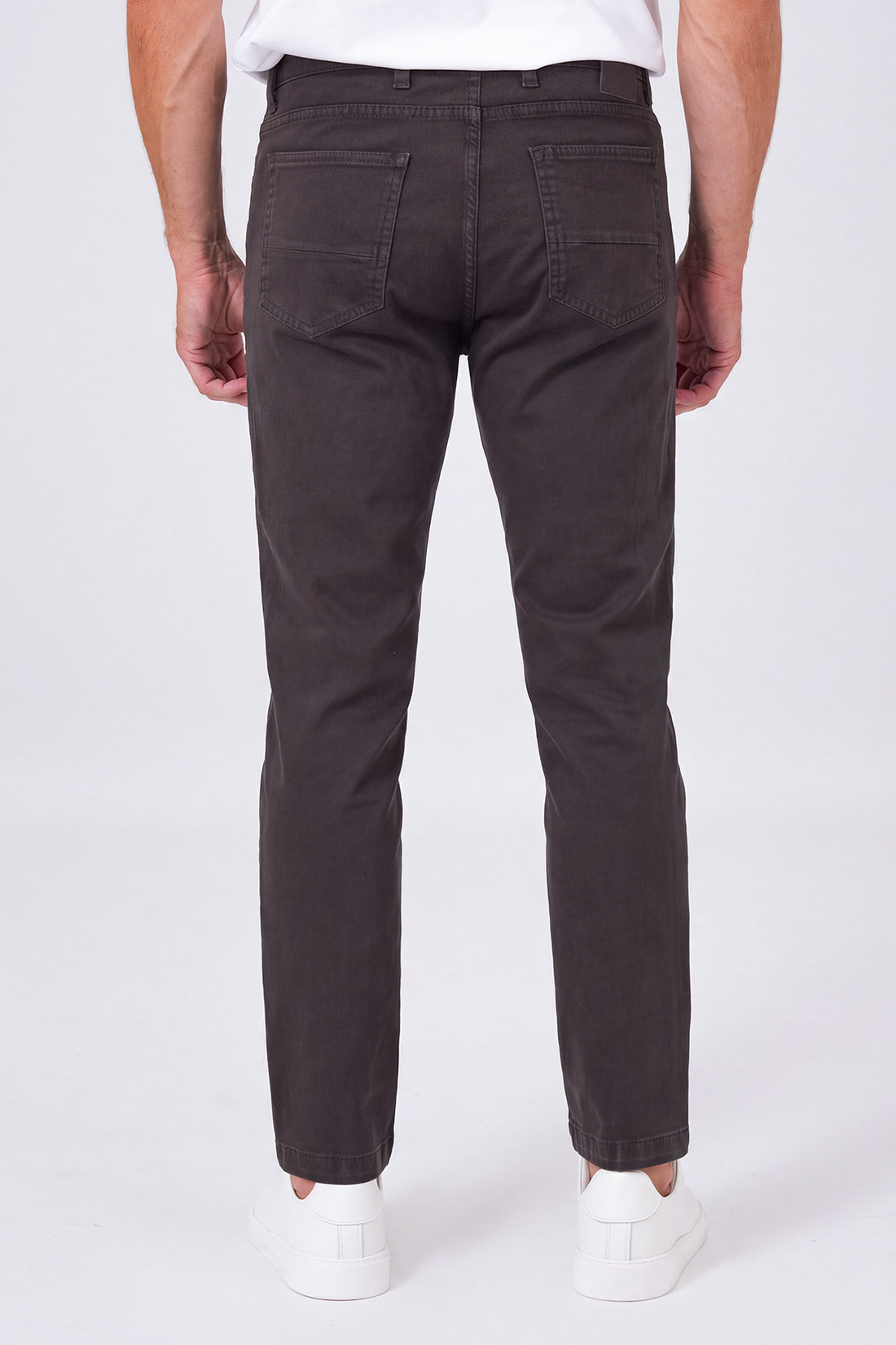 Pantalone cinque tasche color moro indossato, vista frontale