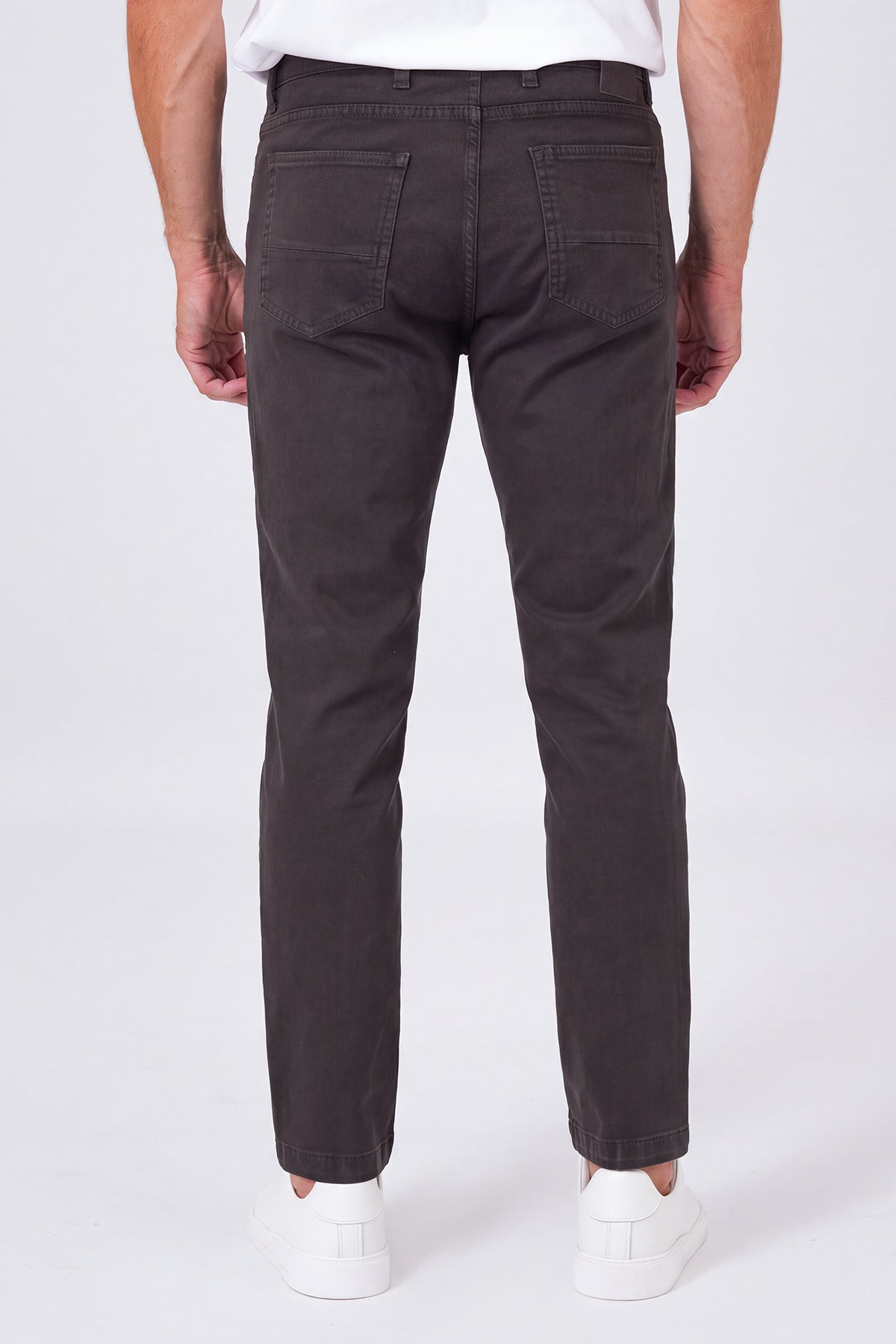 Pantalone cinque tasche color moro in cotone elasticizzato, vista posteriore