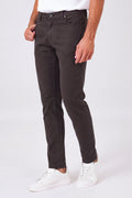 Pantalone cinque tasche in cotone elasticizzato color moro indossato, vista frontale
