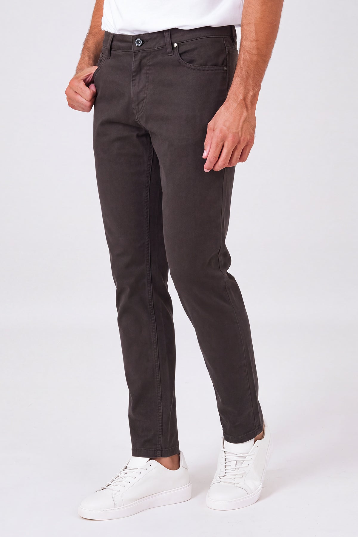 Pantalone cinque tasche in cotone elasticizzato color moro indossato, vista frontale