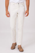 Vista frontale del pantalone cinque tasche in cotone elasticizzato color panna indossato