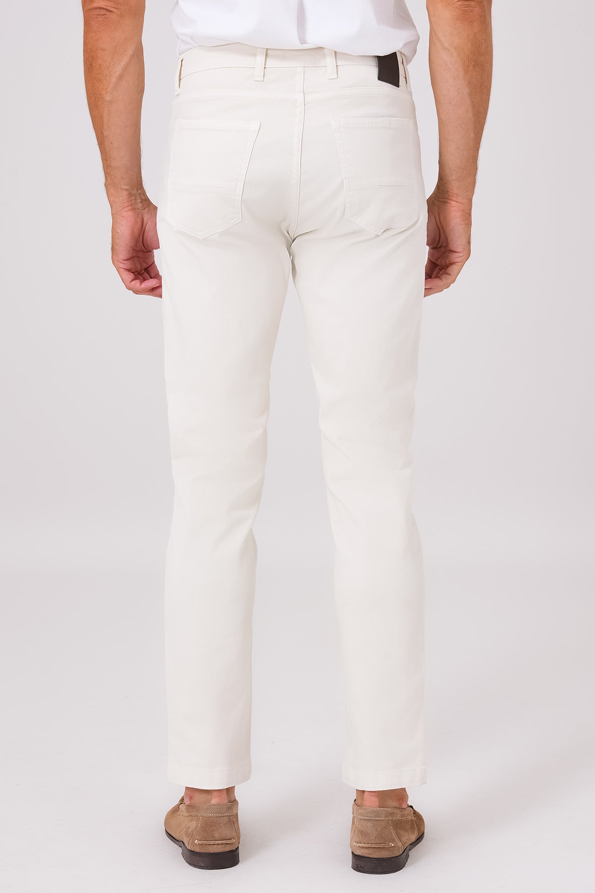 Vista posteriore del pantalone cinque tasche color panna indossato