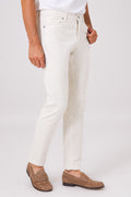 Pantalone cinque tasche color panna in cotone elasticizzato indossato, vista frontale