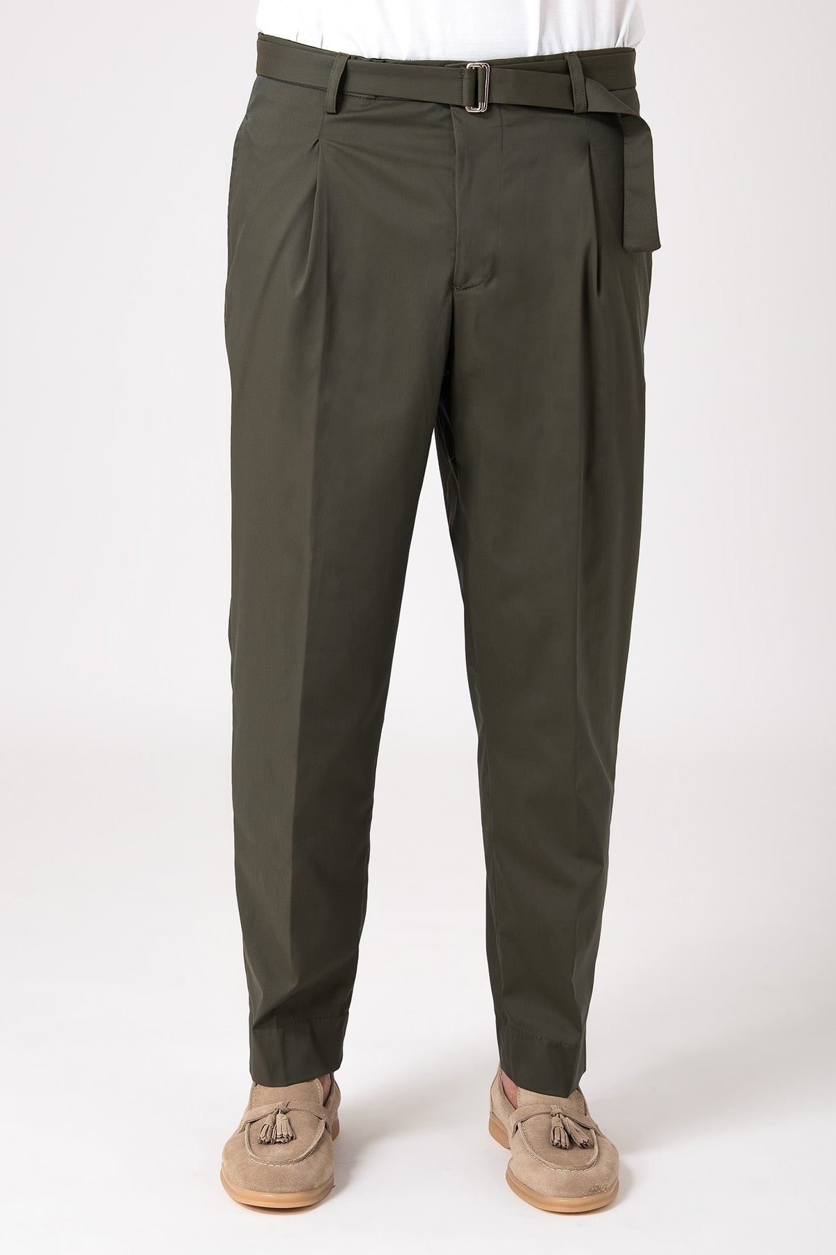 Man wearing trousers with matching belt and pleats, military color, front view