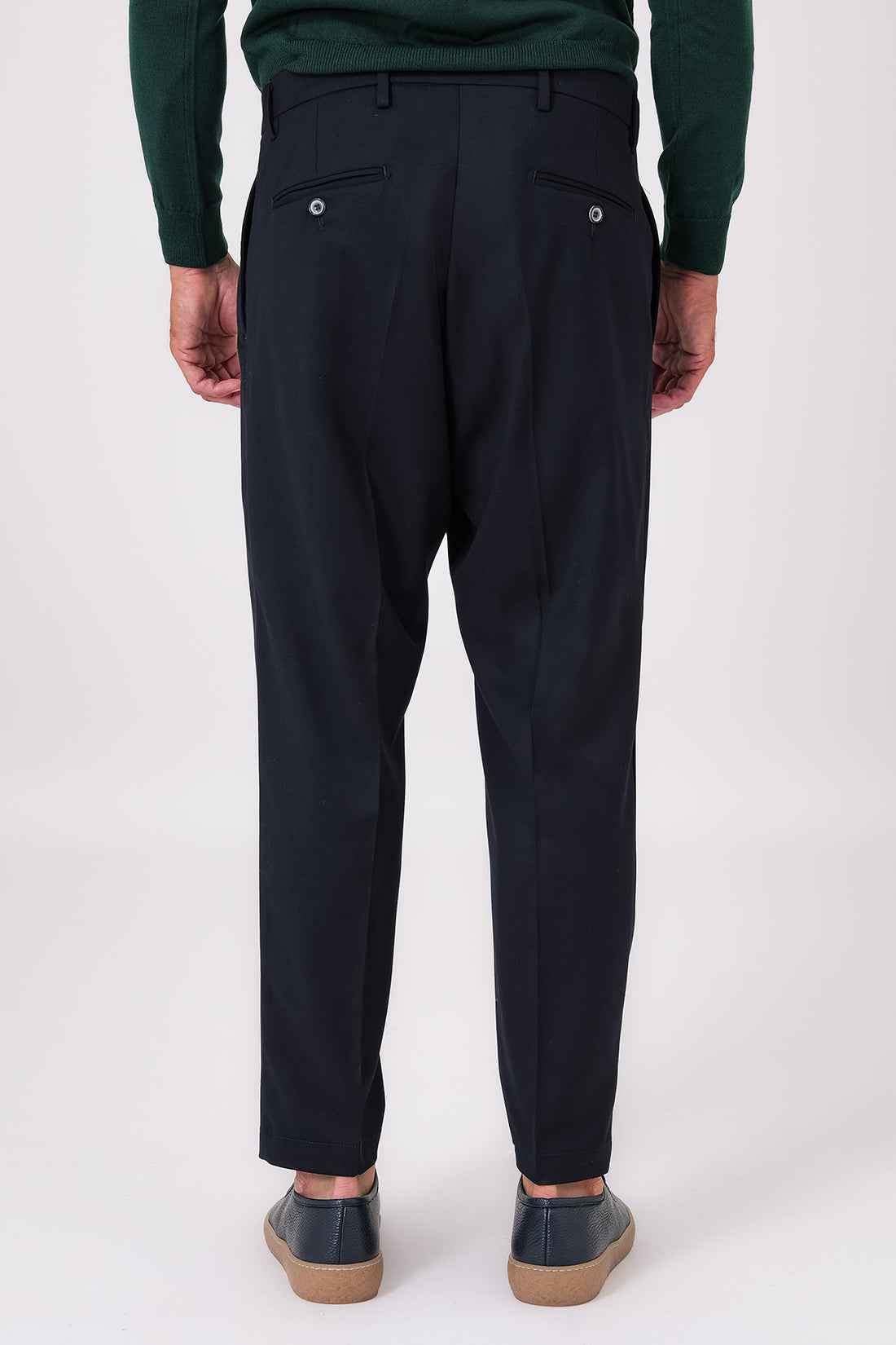 Pantalone blu con doppia pence indossato, vista frontale