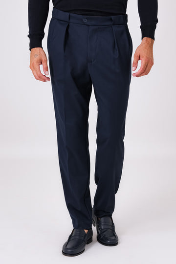 Pantalone blu con doppia pence indossato, vista frontale