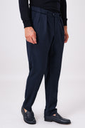 Pantalone blu con doppia pence ed elastico laterale indossato, vista frontale