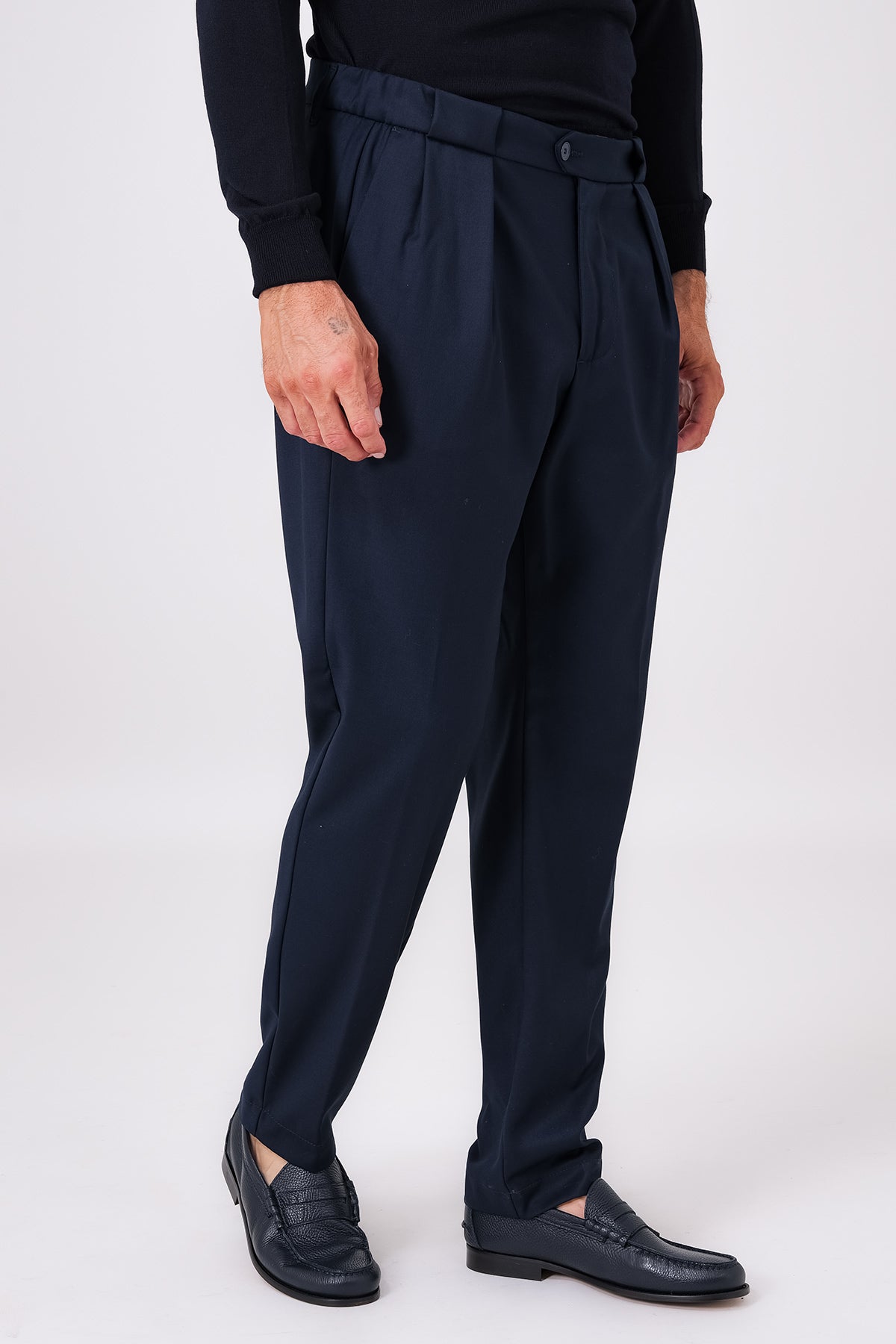 Pantalone blu con doppia pence ed elastico laterale indossato, vista frontale