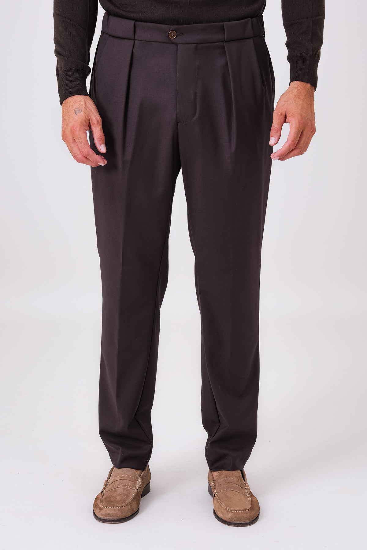 Pantalone da uomo color moro con doppia pence frontale, vista frontale indossato