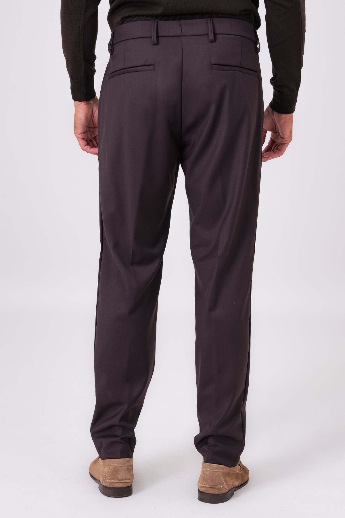 Pantalone da uomo moro indossato, vista posteriore con tasche a filetto e passanti