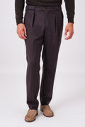 Pantaloni con doppia pence color moro indossati, vista frontale