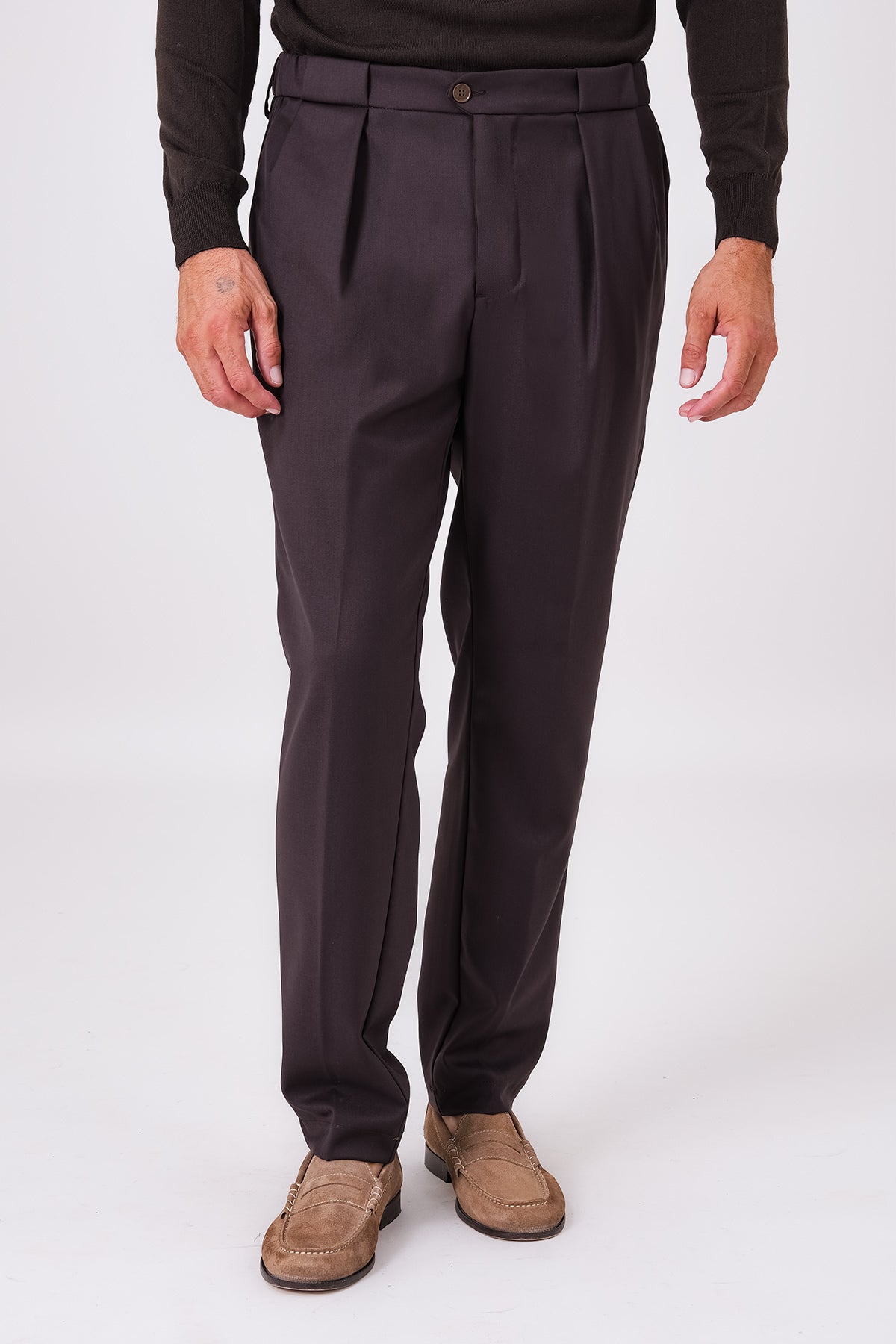 Pantaloni con doppia pence color moro indossati, vista frontale