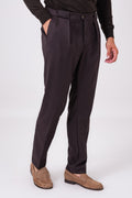 Pantalone moro con doppia pence ed elastico laterale indossato, vista frontale