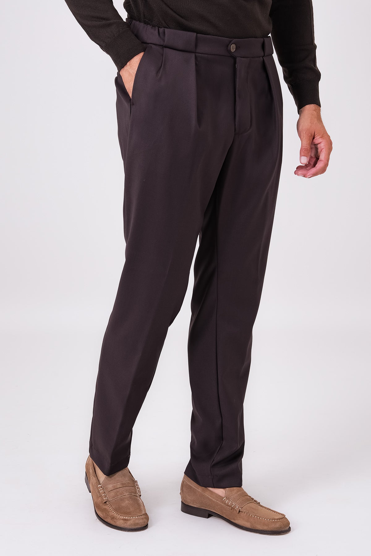 Pantalone moro con doppia pence ed elastico laterale indossato, vista frontale