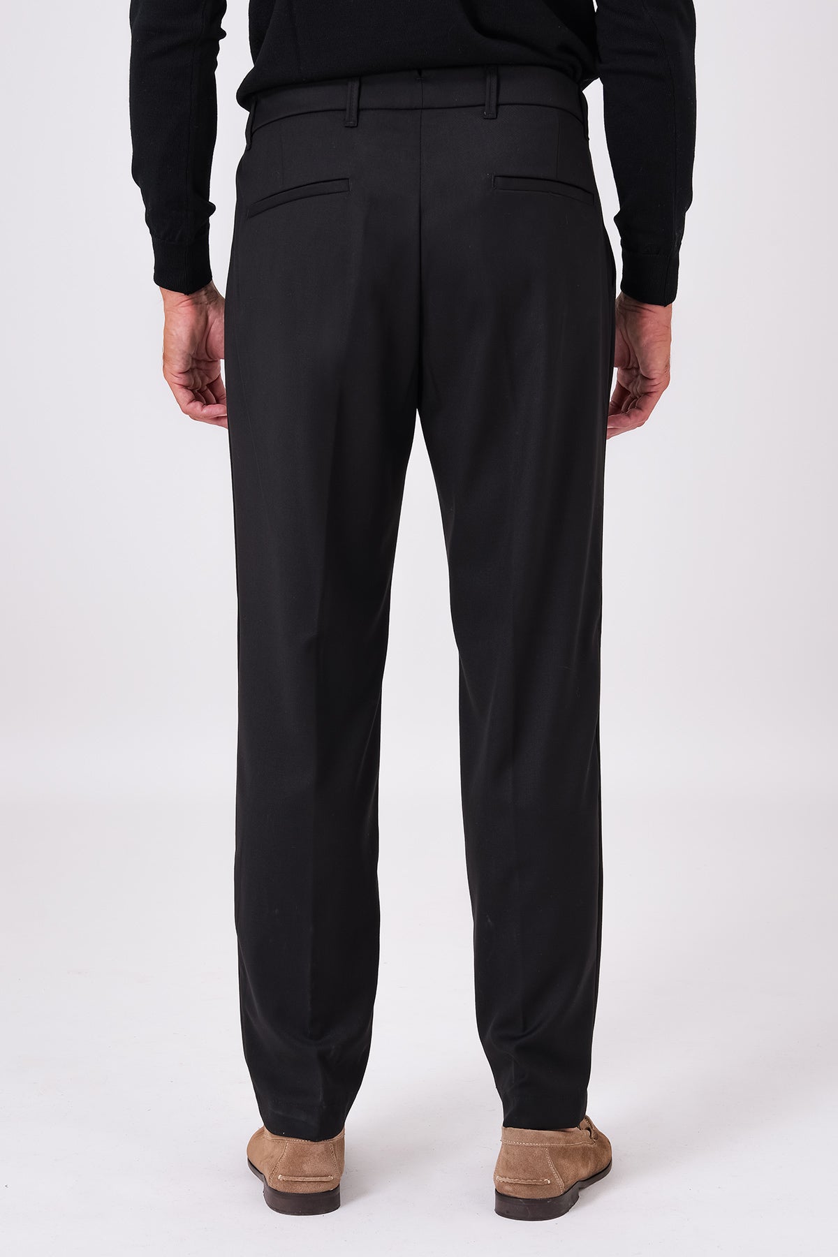Vista posteriore del pantalone nero indossato con tasche a filetto