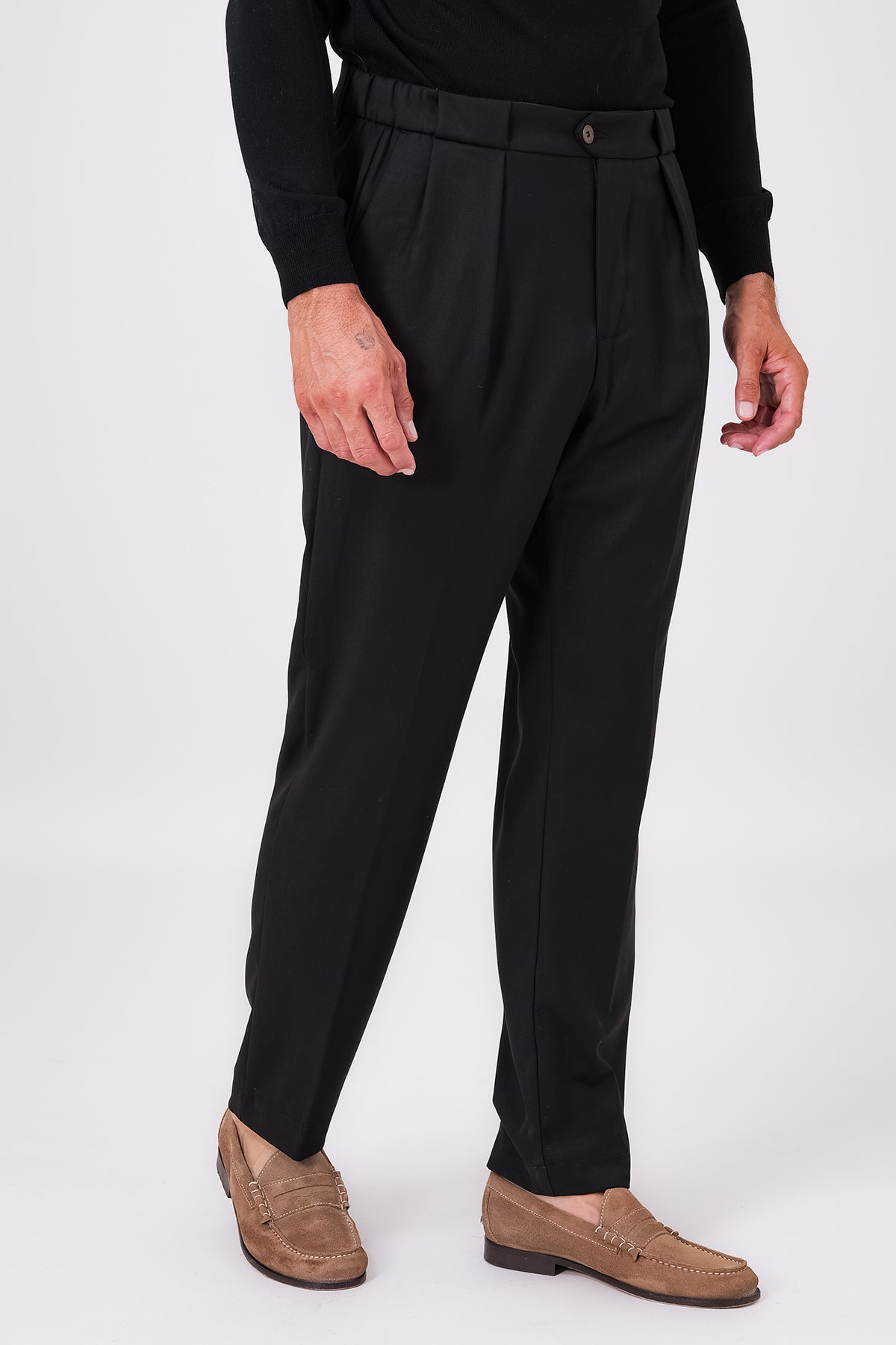 Pantalone nero con doppia pence ed elastico laterale indossato, vista frontale