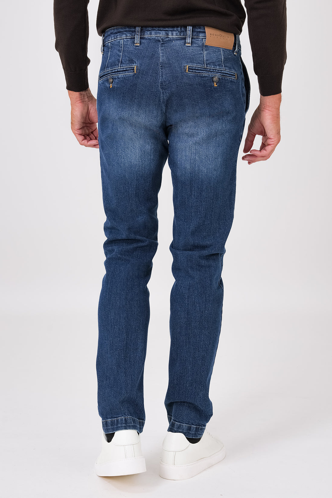 Pantalone denim medio con tasche all'americana indossato, vista frontale