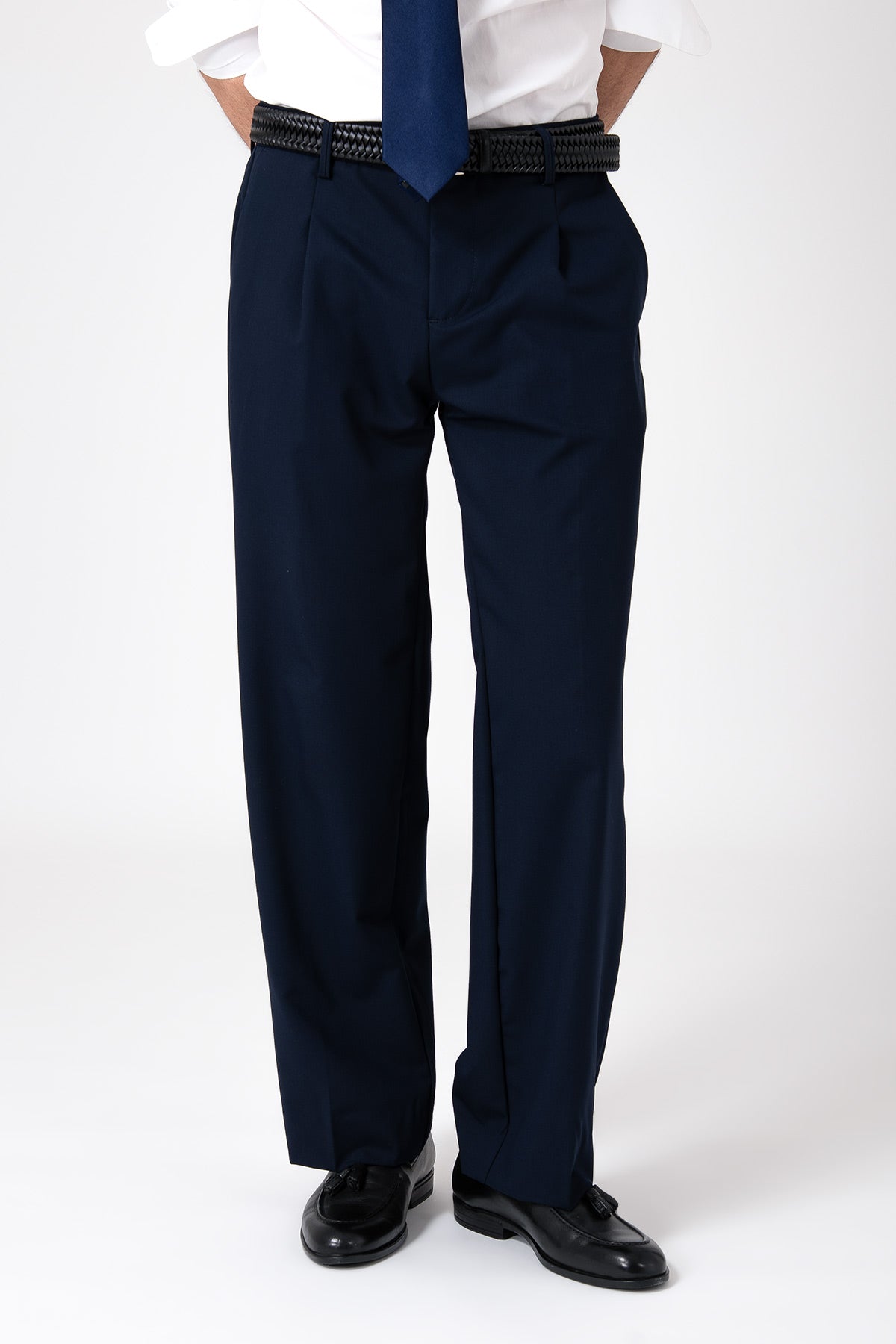 Uomo che indossa un pantalone largo color blu fluido, vista frontale