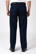 Uomo che indossa un pantalone largo blu fluido, vista posteriore