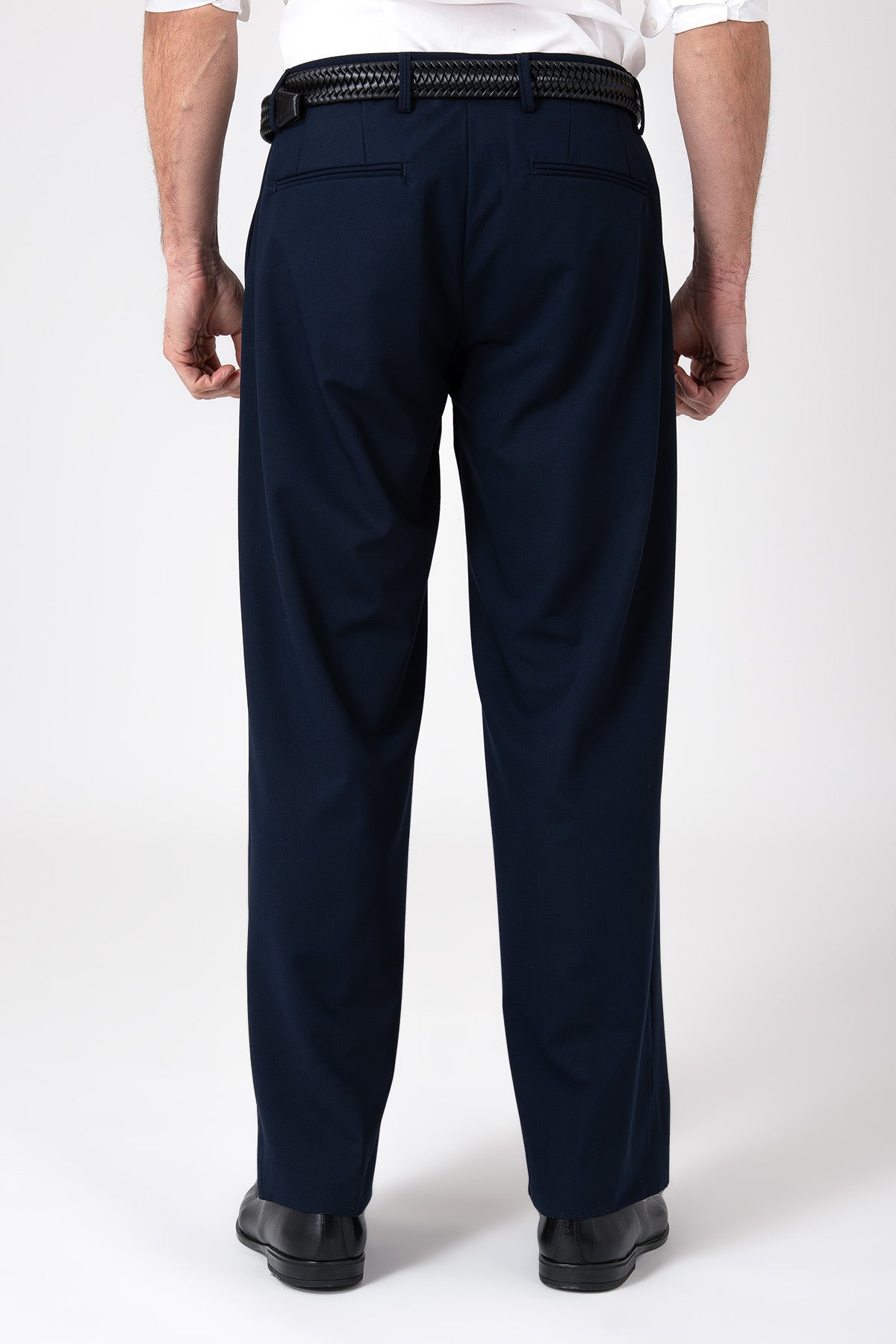 Uomo che indossa un pantalone largo blu fluido, vista posteriore
