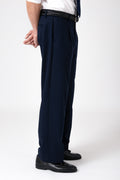 Uomo che indossa un pantalone largo fluido blu scuro, vista laterale posteriore