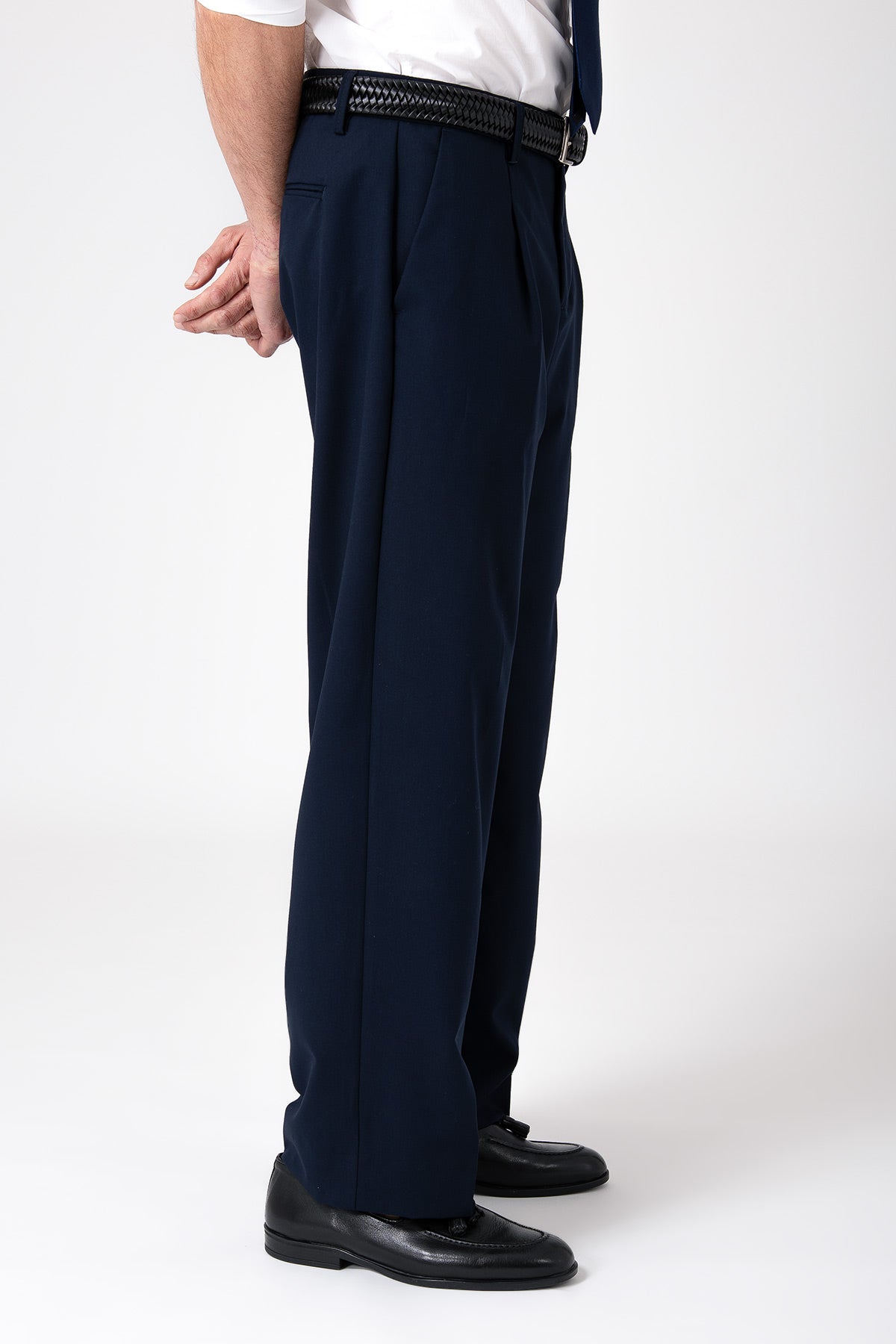 Uomo che indossa un pantalone largo fluido blu scuro, vista laterale posteriore