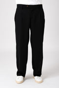 Uomo che indossa un pantalone largo nero fluido con vista frontale