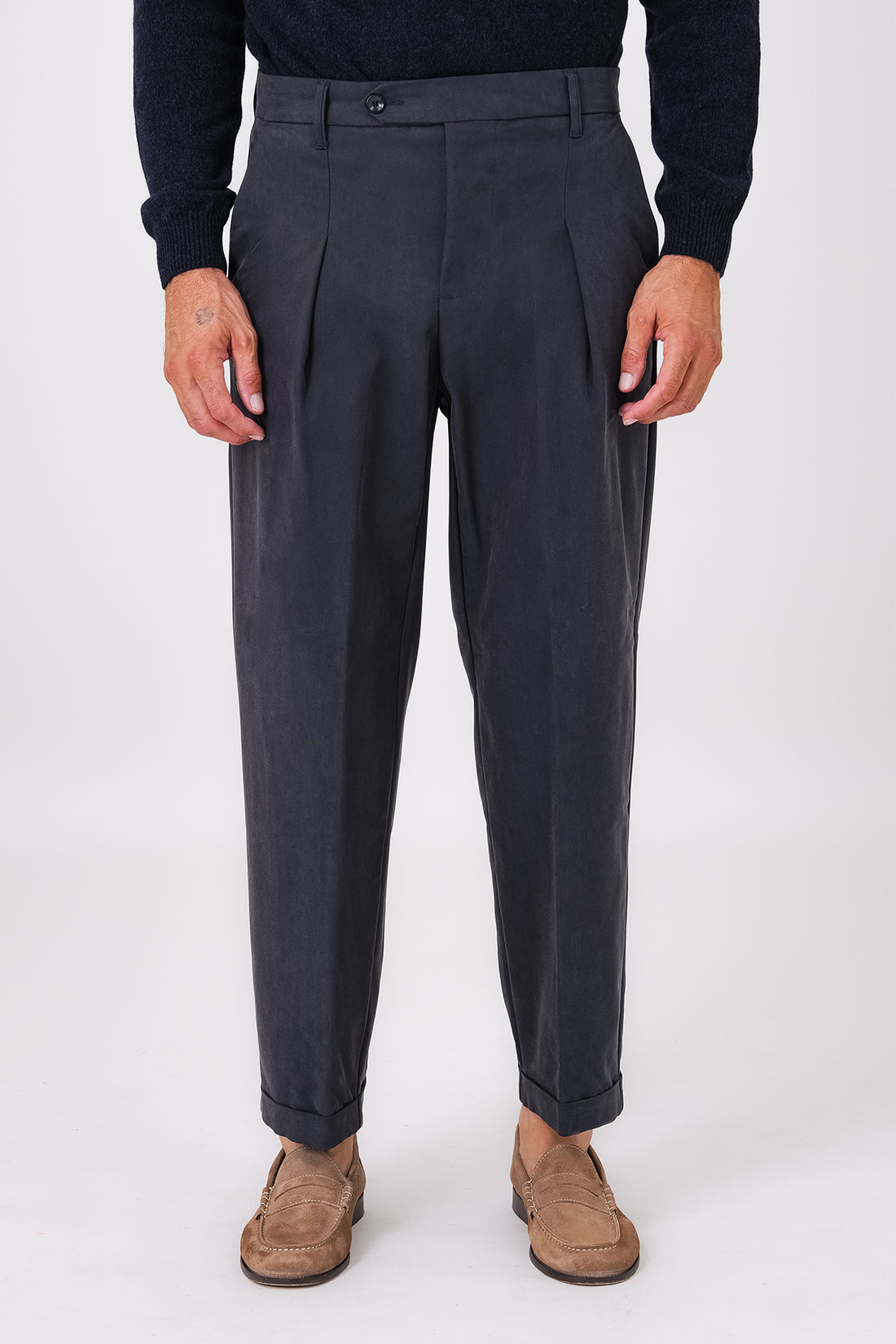 Pantalone blu con pence e risvolto al fondo indossato, vista frontale