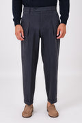 Pantalone blu con pence e risvolto al fondo indossato, vista frontale