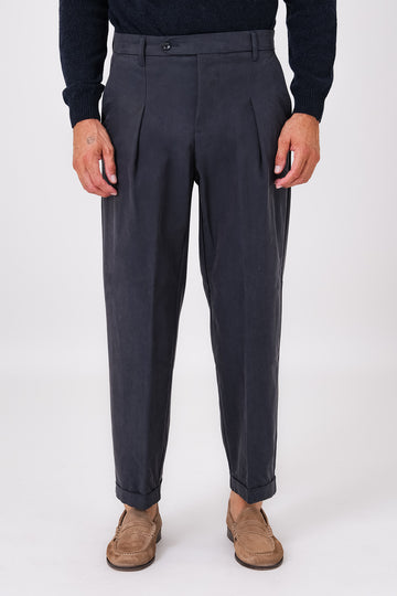 Pantalone blu con pence e risvolto al fondo indossato, vista frontale