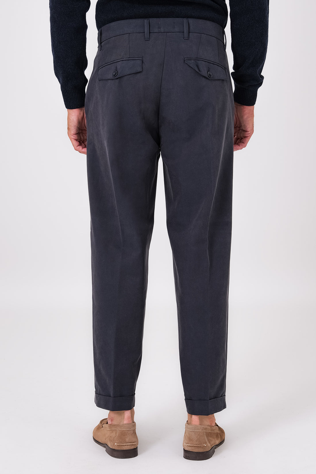 Pantalone blu con pence e risvolto al fondo indossato, vista frontale