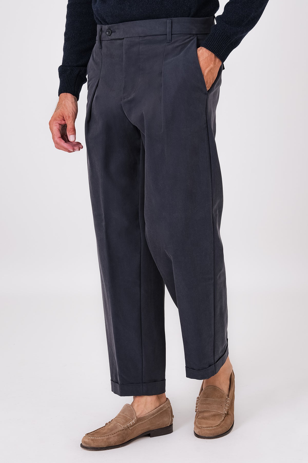 Pantalone blu con pence, tasche america e risvolto al fondo indossato, vista frontale