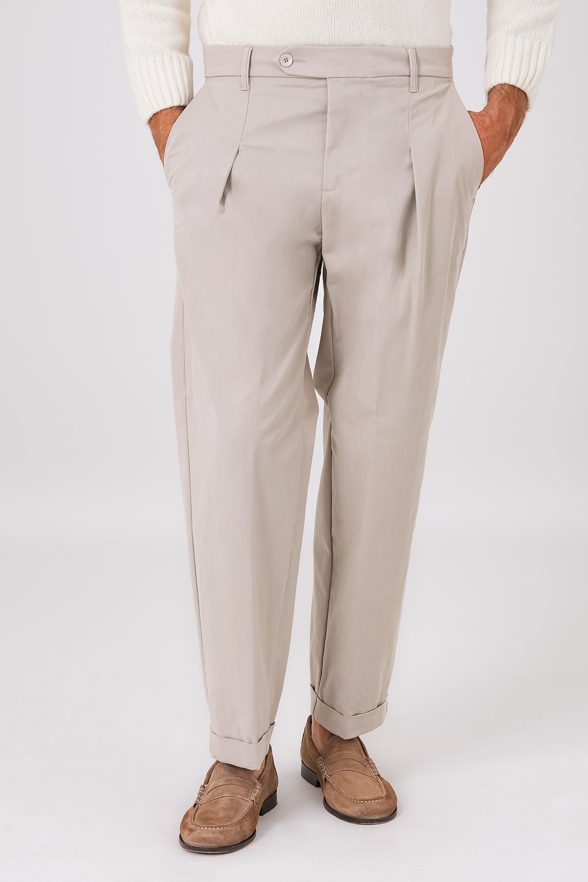 Pantaloni color mastice con pence e risvolto sul fondo indossati, vista frontale