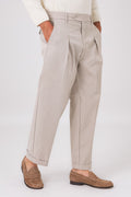 Pantalone color mastice con pence e fondo con risvolto, vista frontale indossato