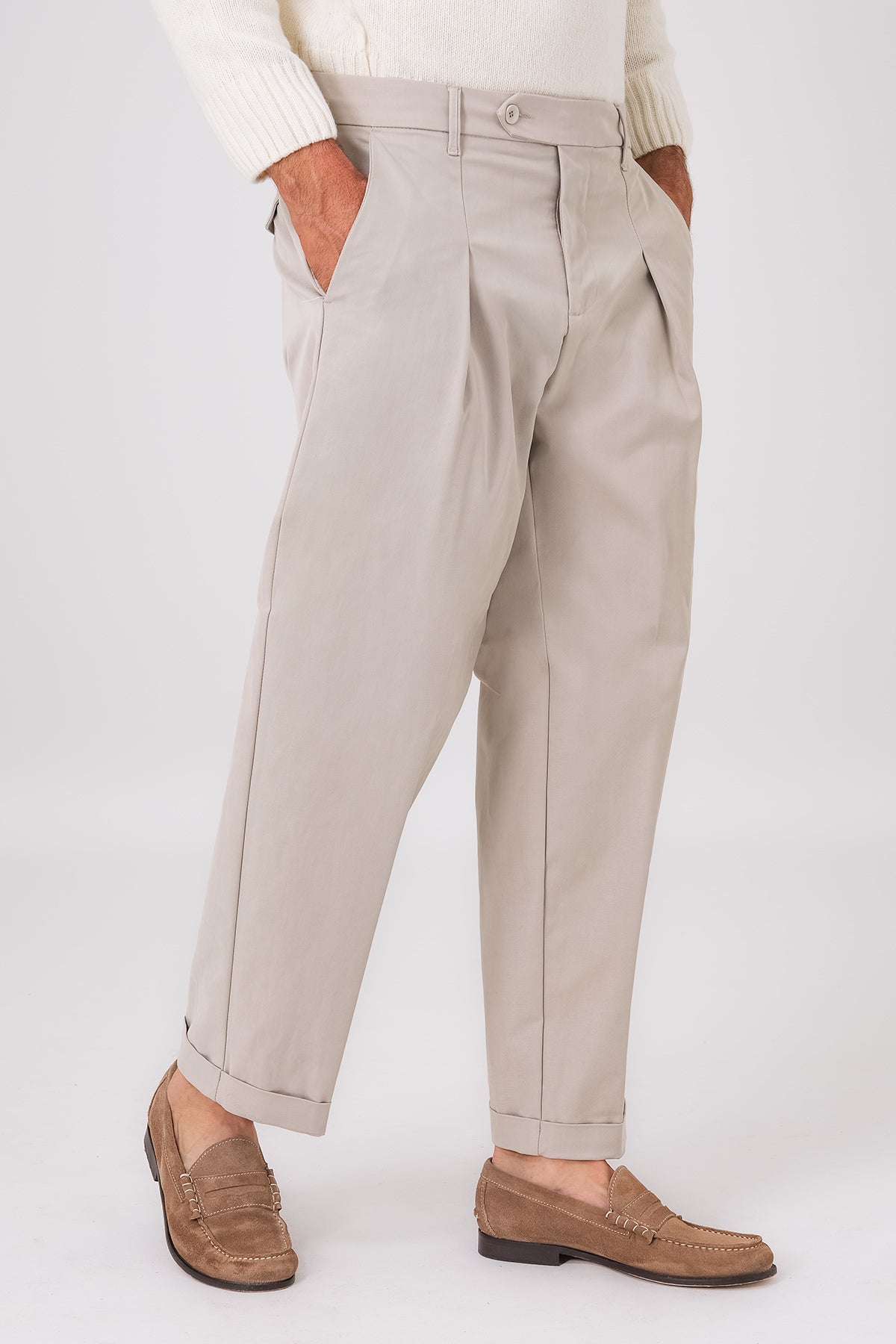Pantalone color mastice con pence e fondo con risvolto, vista frontale indossato